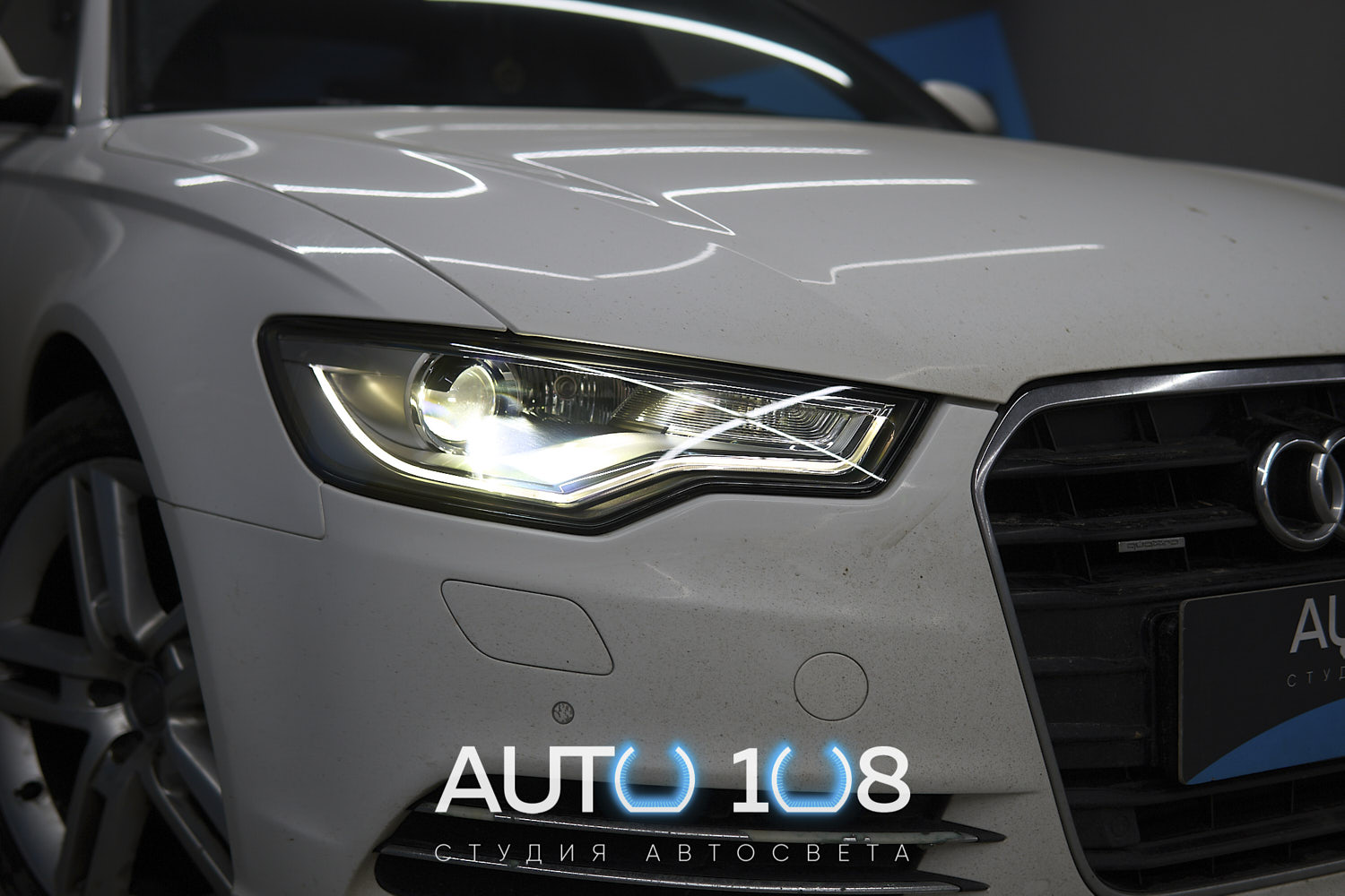 Фара с установленной Bi-LED линзой — свет включён, студия автосвета AUTO108