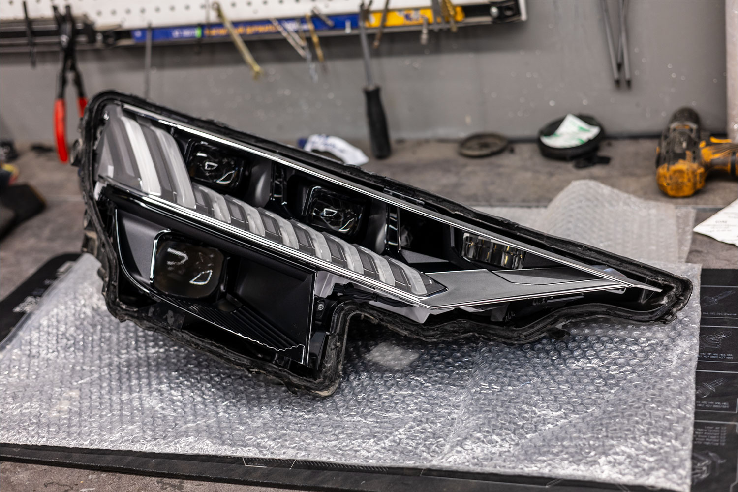 Фара Audi Q8 со снятым стеклом: видны матричные LED-модули и внутренняя начинка