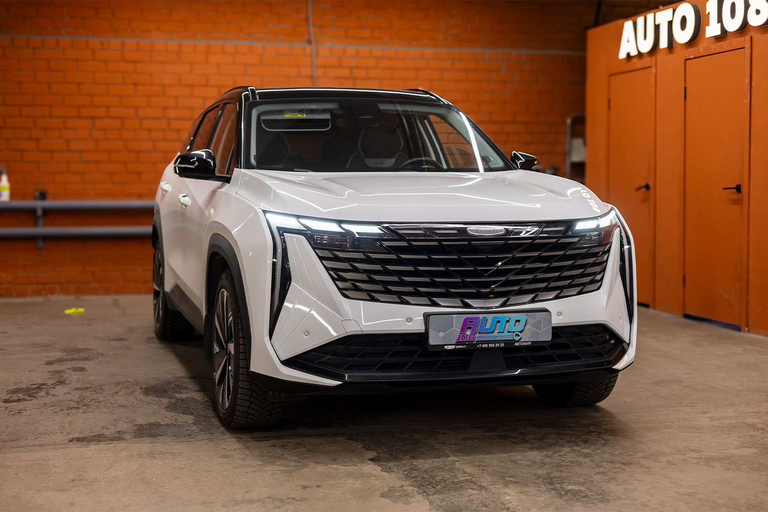Geely Atlas 2 в студии после замены треснувшего корпуса и стекла фары