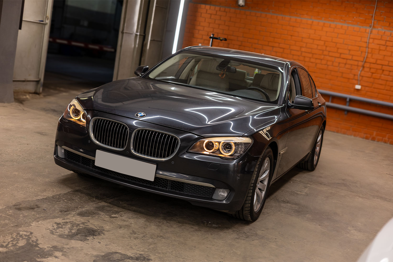 BMW 7 F01 с потускневшими фарами и пожелтевшими ходовыми огнями перед работами