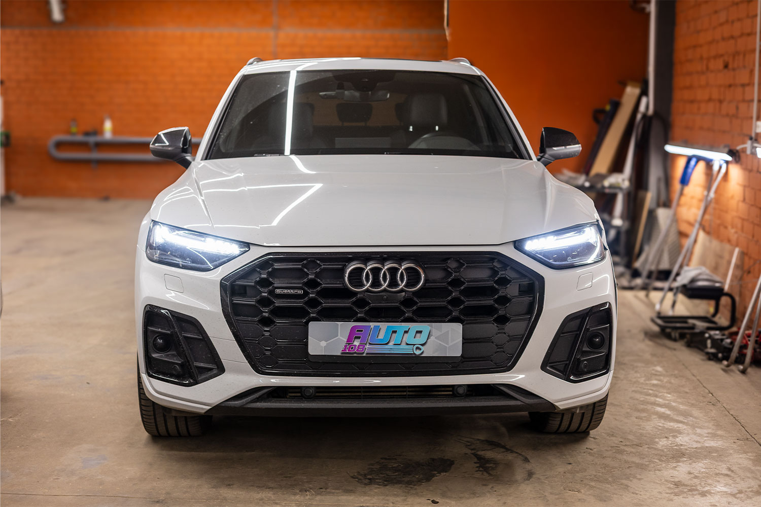 Audi Q5 с адаптивными LED-фарами в студии автосвета — диагностика адаптивного освещения