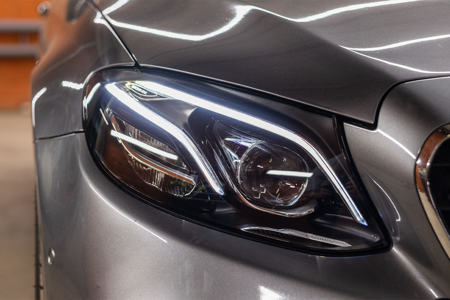 Фара Mercedes W213 после переборки установлена на автомобиль — ровный шов без выступающего герметика