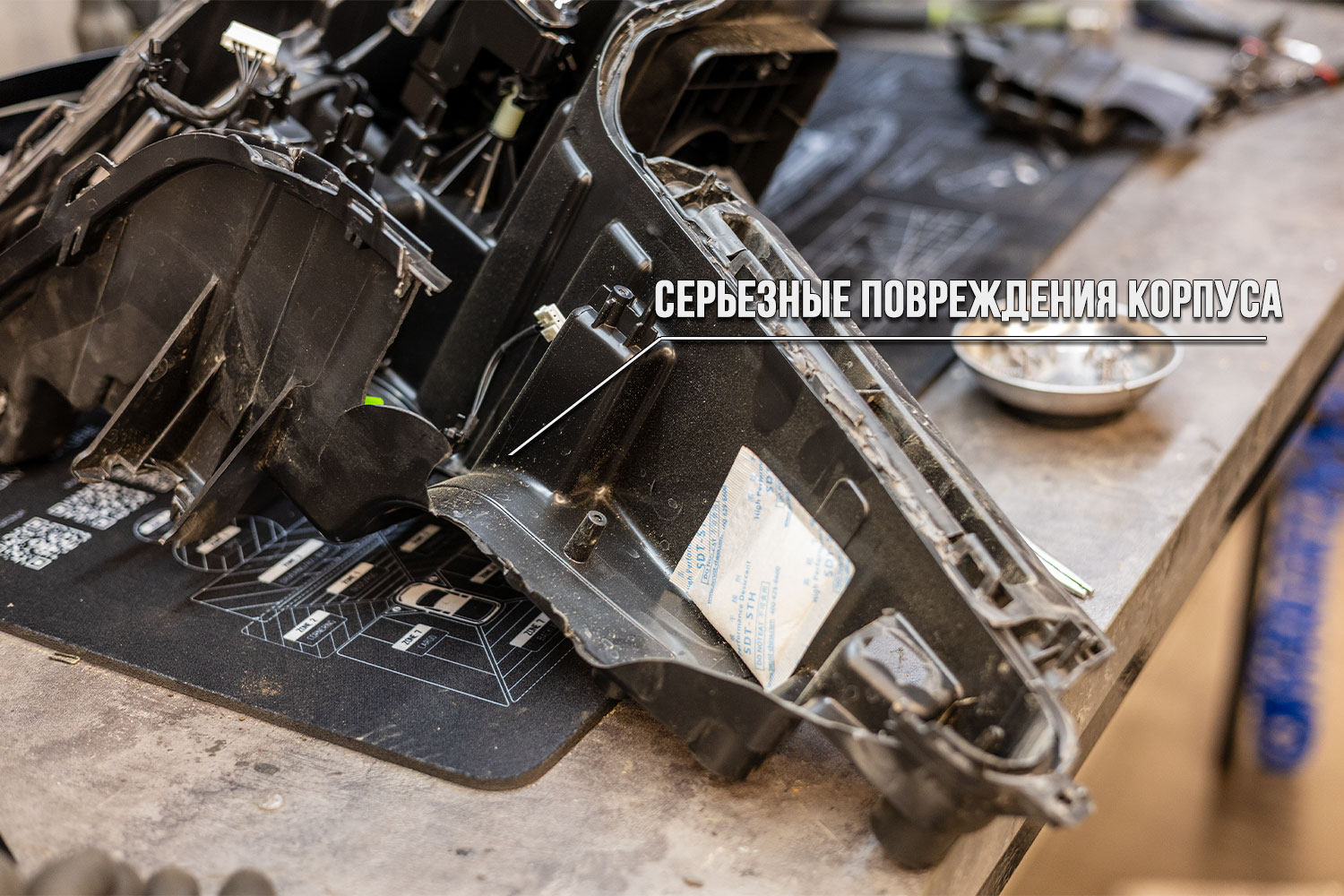 Серьёзные повреждения корпуса фары Geely Atlas 2 после ДТП