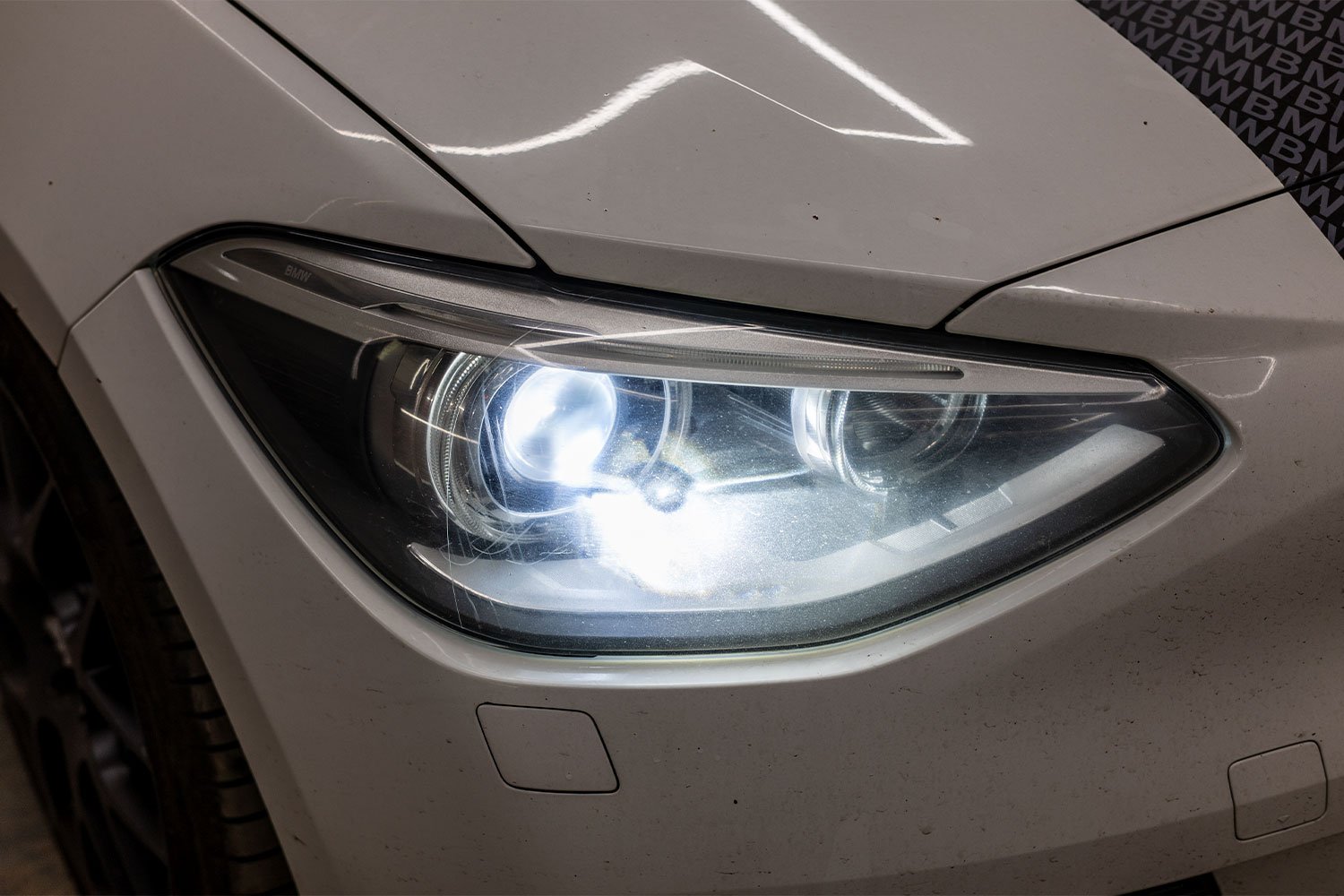 Фара BMW под полиуретановой плёнкой с включённым светом — прозрачность не изменилась