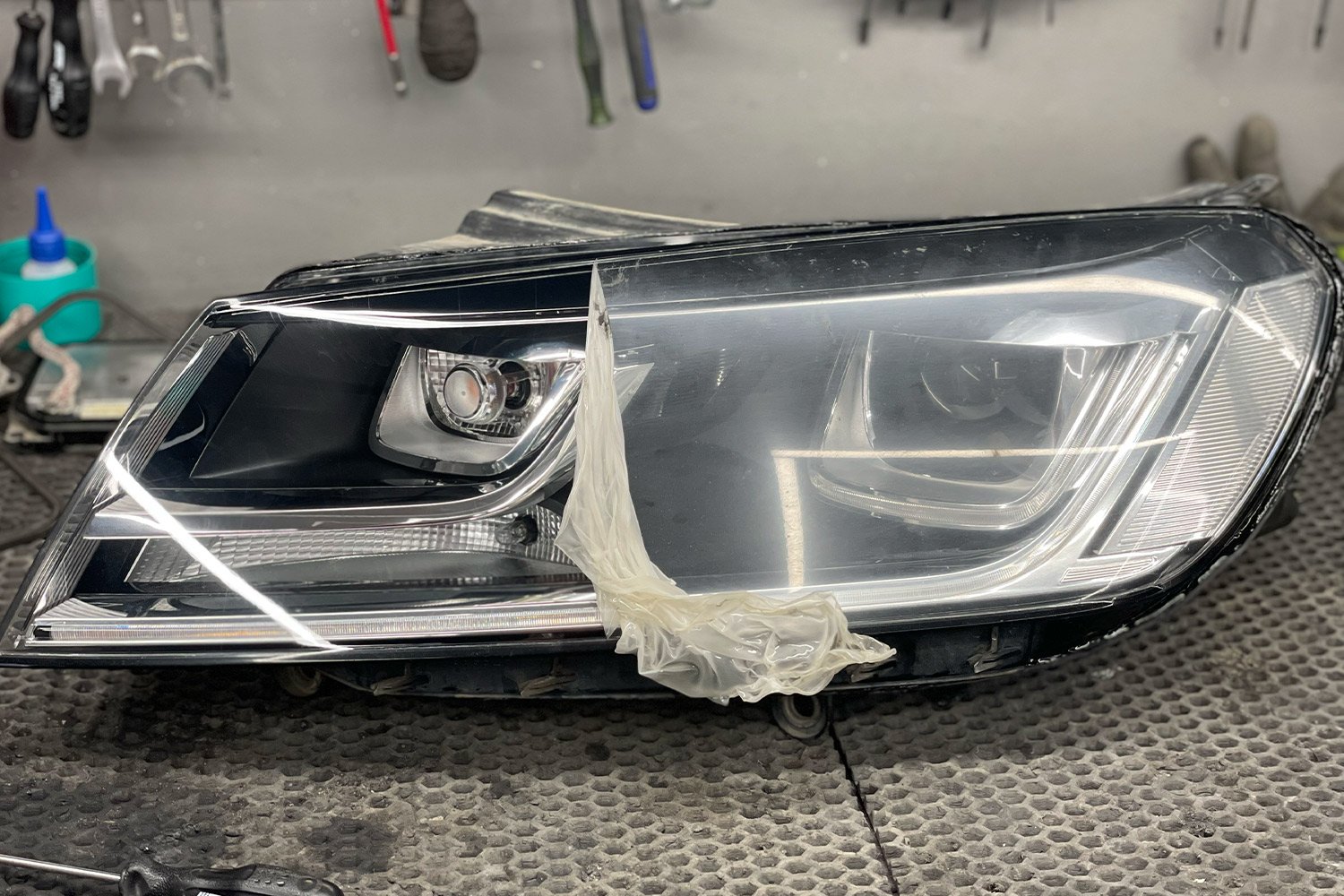 Снятие уставшей полиуретановой плёнки со снятой фары Volkswagen