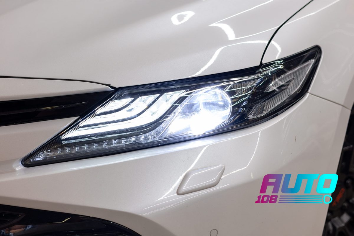 Фара Toyota Camry 70 после установки Bi-LED модулей и антихрома