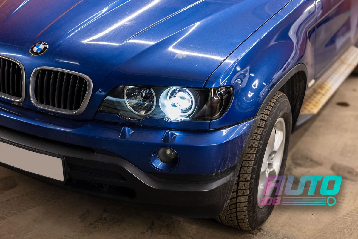 Синий BMW X5 E53 после установки Bi-LED линз и новых стёкол фар — горят линза и «ангельские глазки»