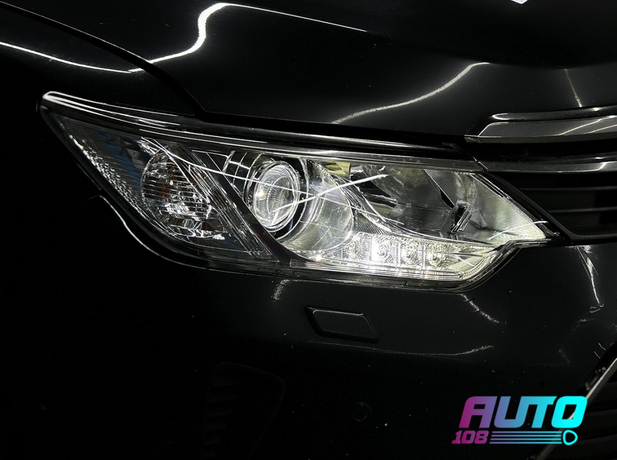 Фара Toyota Camry XV55 после установки Bi-LED линзы и нового стекла