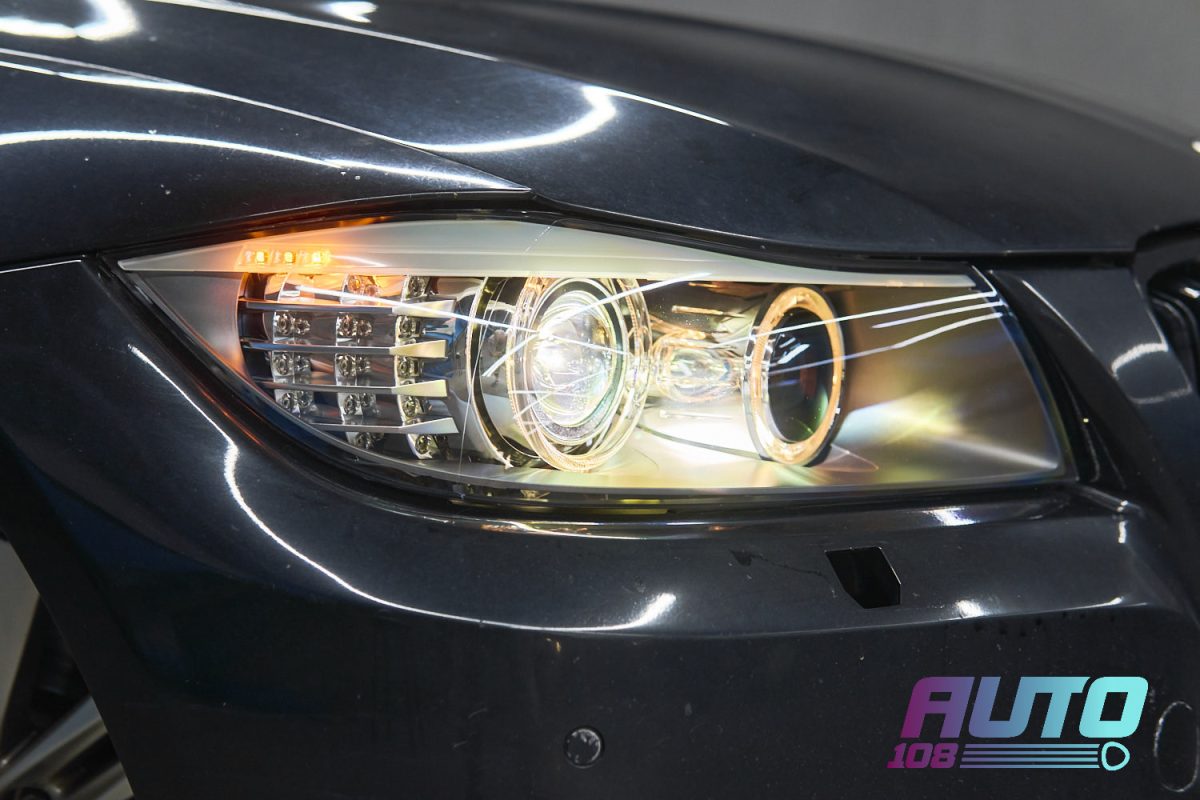 Фара BMW 3 E90 LCI после замены стекла и установки Bi-LED линз — включён ближний свет и ангельские глазки