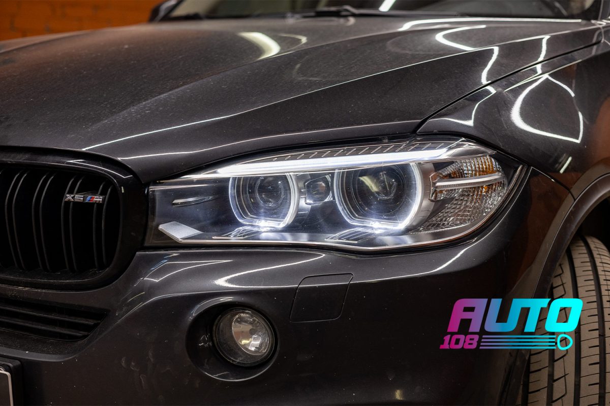 Фара BMW X5 F15 после замены ксенона на Bi-LED линзы — горящие «ангельские глазки»