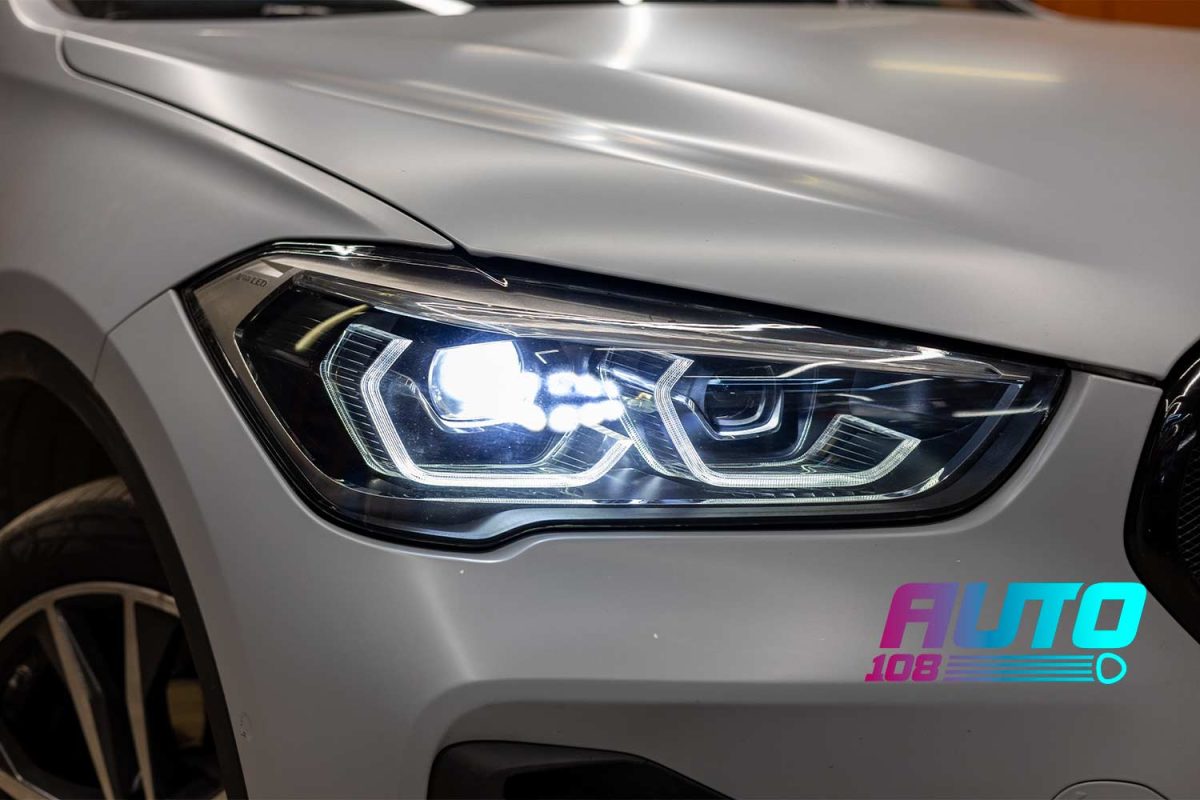 Фара BMW X1 F48 после устранения запотевания — сухое стекло, горят ближний свет и ДХО