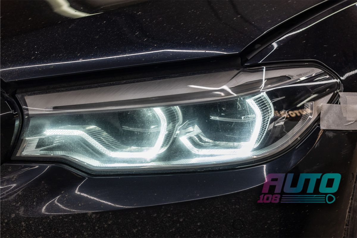 Фара BMW 5 G30 после ремонта ДХО и стайлинга — ровные белые «ангельские глазки»