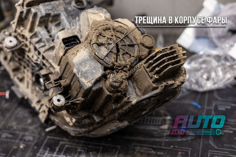 Трещина в корпусе фары BMW 5 G30 после притёртости бампером, внутри грязь