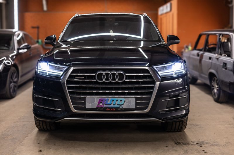 Audi Q7 4M в студии с включёнными фарами после тюнинга