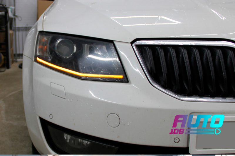 Жёлтая полоса ДХО на фаре белой Skoda Octavia A7