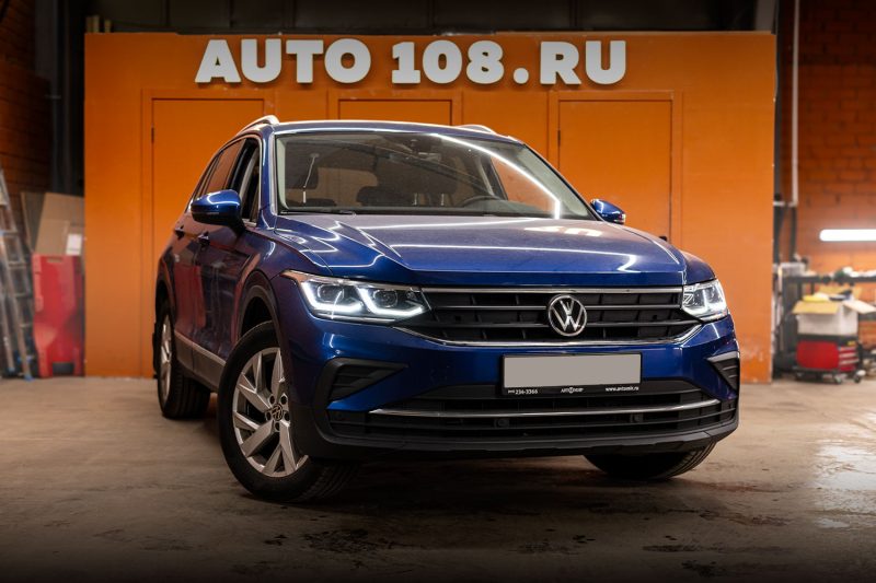 Синий Volkswagen Tiguan 2 рестайлинг в студии «Авто-108» после ремонта ходовых огней