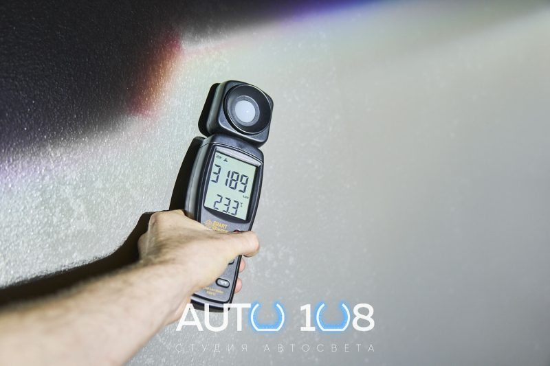 Люксметр в пятне ближнего света Pajero 4 после установки Bi-LED линз — 3189 люкс