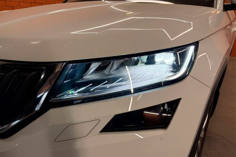 Фара белого Skoda Kodiaq после установки Bi-LED линз