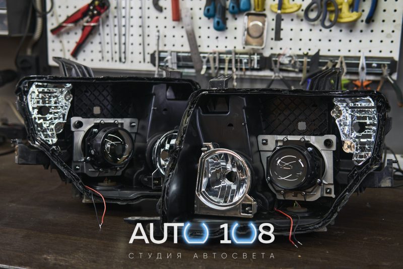 Два вскрытых корпуса фар Pajero 4 с установленными Bi-LED линзами