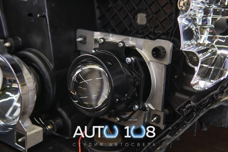 Bi-LED линза Criline D4 на переходной рамке в штатном подвесе фары Pajero 4