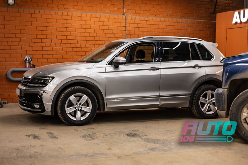Volkswagen Tiguan 2 в студии с притёртостью на переднем бампере — причина трещины стекла фары