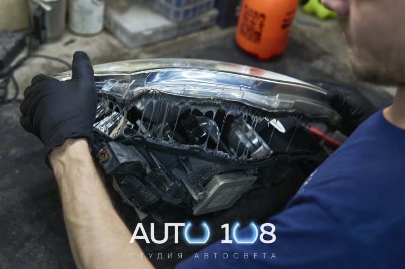 Вскрытие фары Pajero 4: стекло отходит от корпуса по размягчённому шву