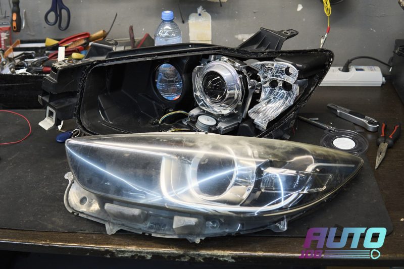 Снятое затёртое стекло рядом с вскрытой фарой Mazda CX-5 KE