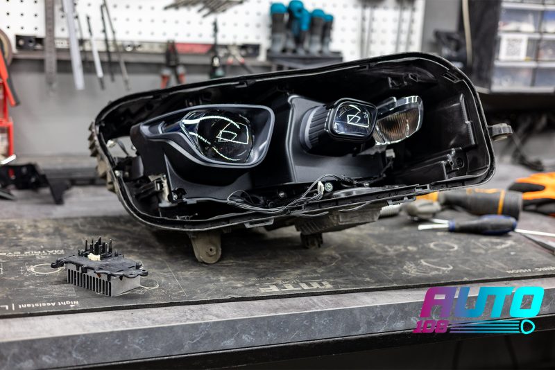 Вскрытая фара Mercedes GLE W167 и снятый модуль поворотника на верстаке