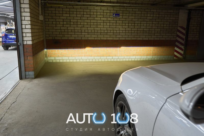 Ближний свет штатного ксенона Audi A6 C7 на стене до работ — тусклое жёлтое пятно