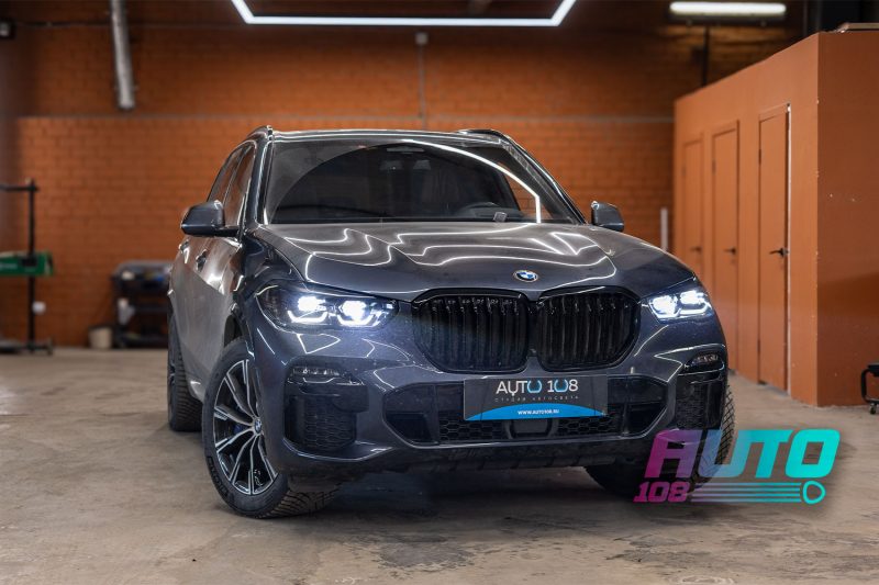 BMW X5 G05 с дополнительными линзами и антихромом фар