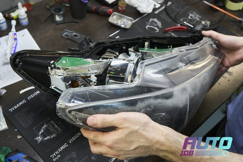 Снятое стекло фары Mazda 6 GJ: внешний лак отслоился и стекло затёрто