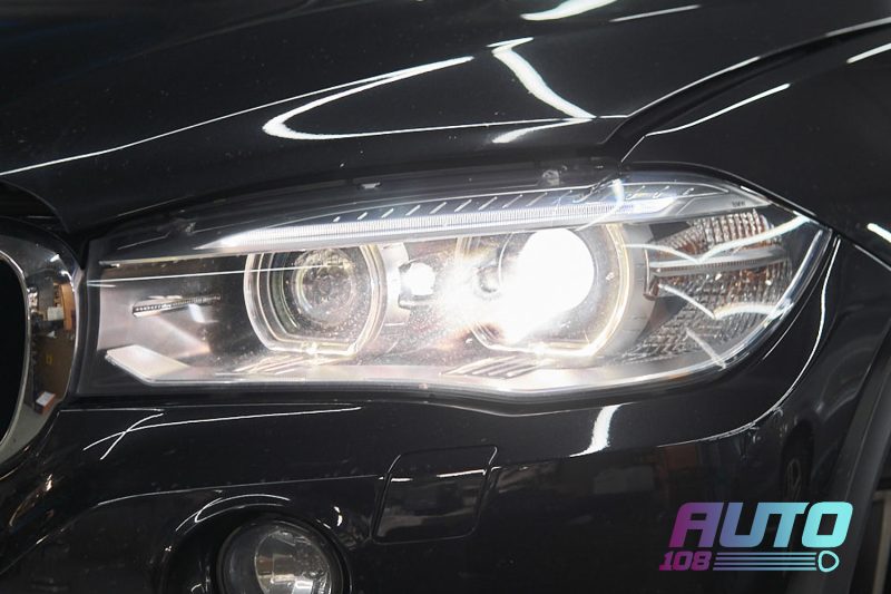 Фара BMW X5 F15 с Bi-LED линзами после полировки — включён ближний свет