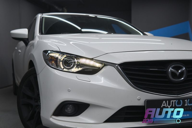 Mazda 6 GJ после замены линз и стёкол — прозрачная фара с горящими ходовыми огнями