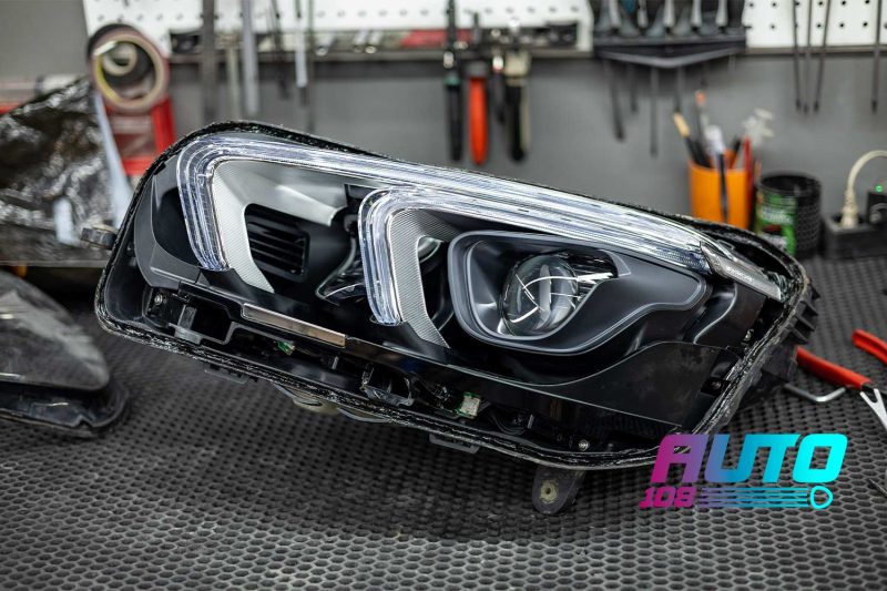 Вскрытая по шву фара Mercedes GLE W167 со световодами ДХО и LED-модулем