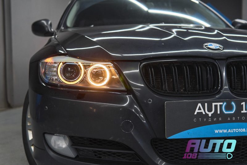 BMW 3 E90 LCI с включёнными ангельскими глазками после ремонта фар