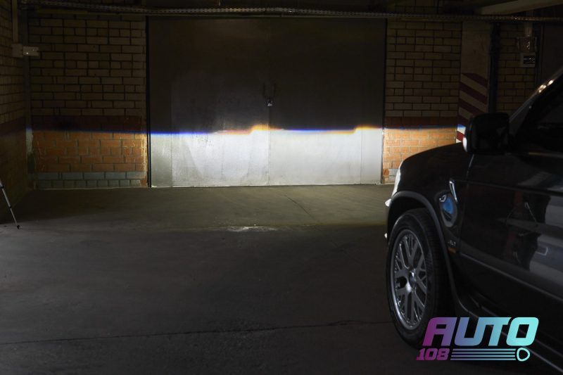Ближний свет BMW X5 E53 после установки Bi-LED — чёткая светотеневая граница на стене