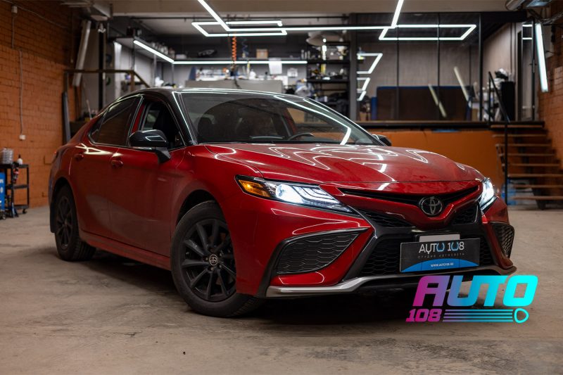 Красная Toyota Camry 70 после замены линз на Bi-LED Aozoom