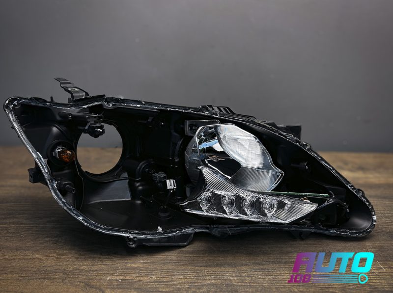 Корпус фары Toyota Camry XV55 без стекла после аварии, перед восстановлением