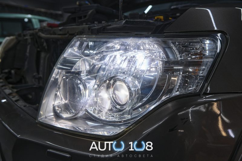 Отпескоструенное мутное стекло фары Mitsubishi Pajero 4 до замены