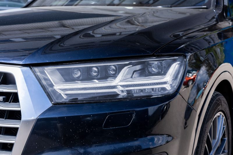 Фара Audi Q7 4M после тюнинга — три мини-линзы вместо рефлектора дальнего света