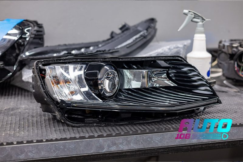 Вскрытая фара Skoda Octavia A7 с линзой и полосой ДХО, стекло снято