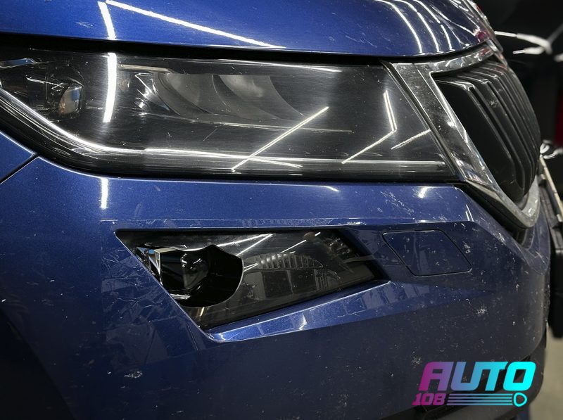 Разбитое нижнее стекло фары Skoda Kodiaq на автомобиле