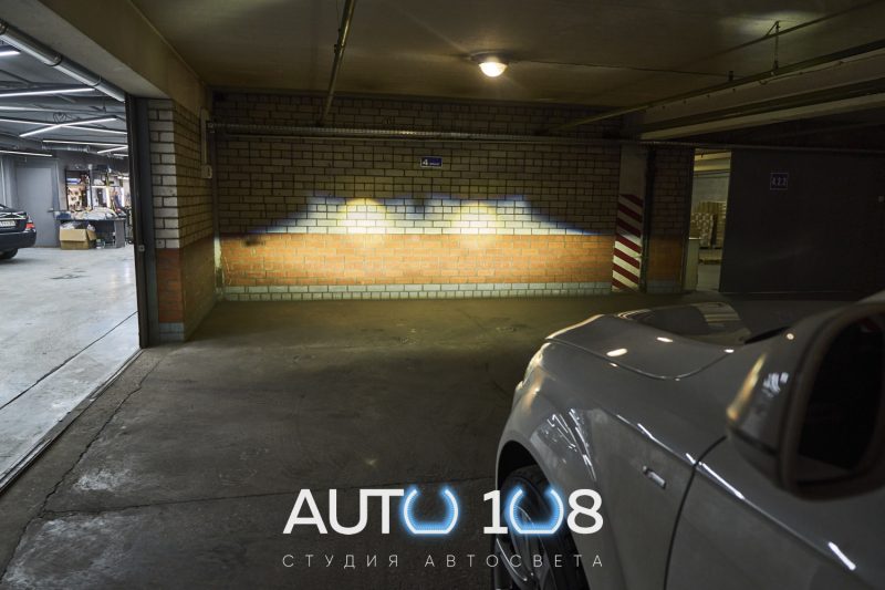 Световое пятно Audi Q7 4L после установки Bi-LED линз — яркое и с чёткой границей