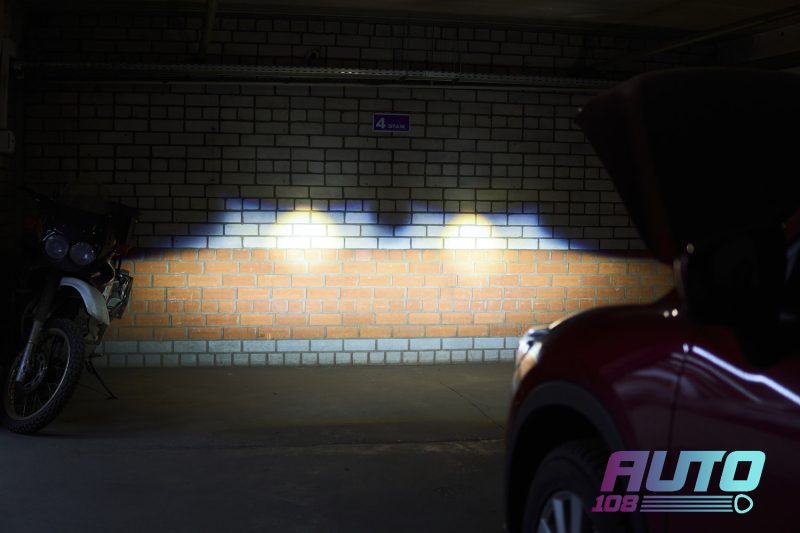 Свет Mazda CX-5 KE на стене после установки линз Aozoom Dragon Knight