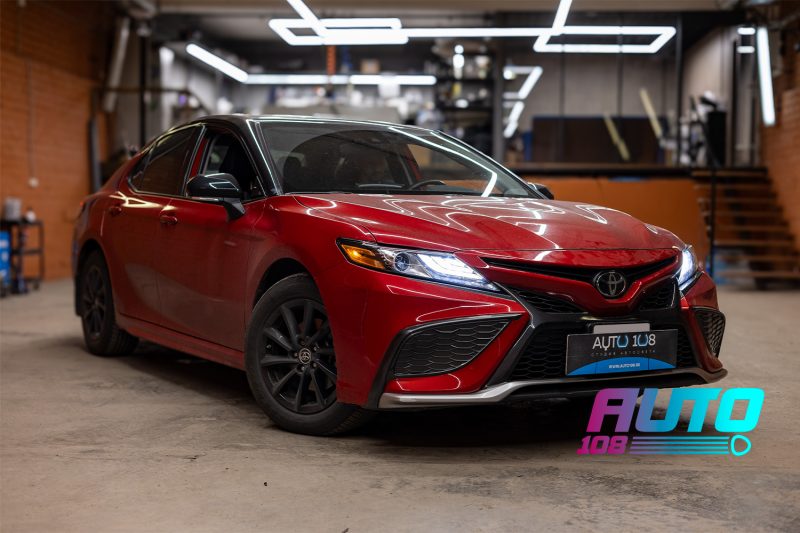 Красная Toyota Camry 70 в студии после тюнинга фар