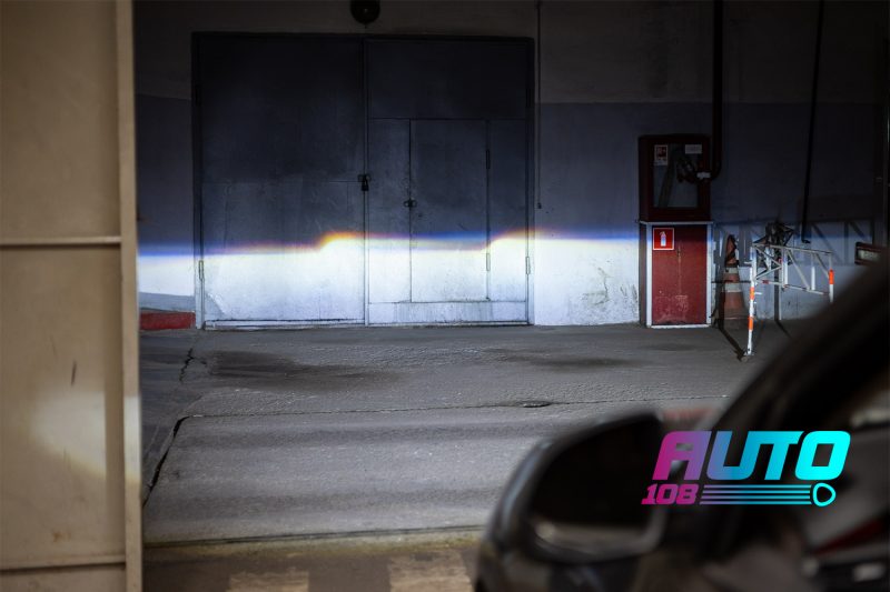 Ровная светотеневая граница Bi-LED линз BMW X5 F15 на стене