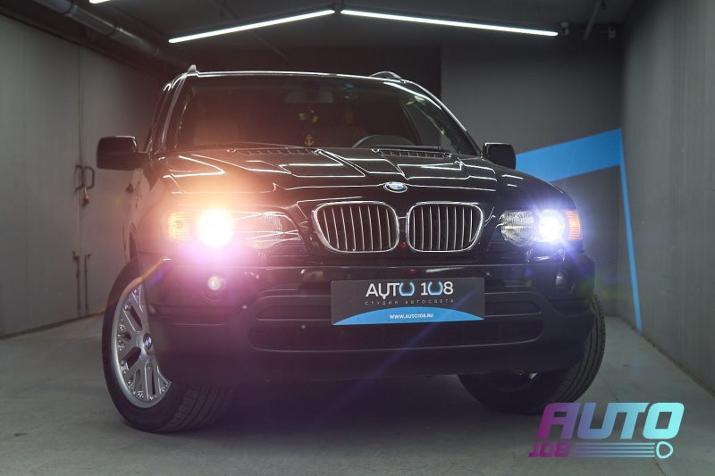 Чёрный BMW X5 E53 с включёнными Bi-LED фарами после тюнинга в «Авто-108»
