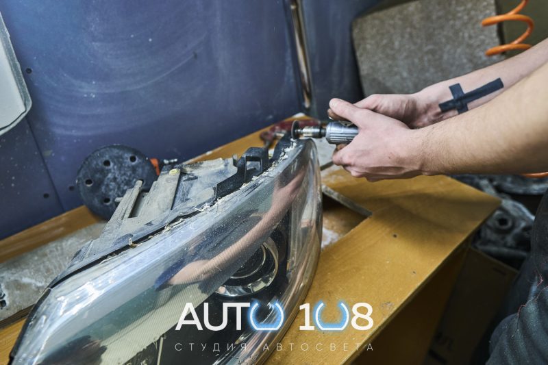 Снятие старого стекла с фары Audi Q7 4L