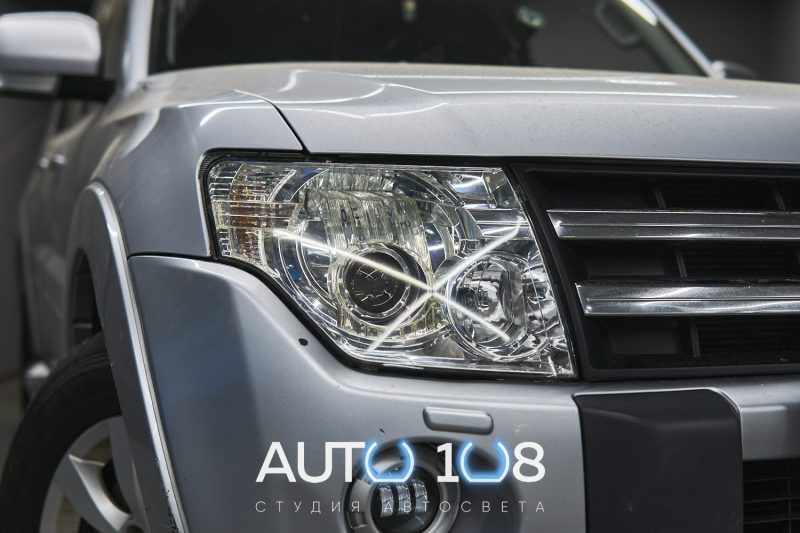 Затёртое стекло фары серебристого Mitsubishi Pajero 4 до полировки