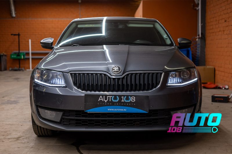 Skoda Octavia A7 после ремонта — белые полосы ДХО на обеих фарах